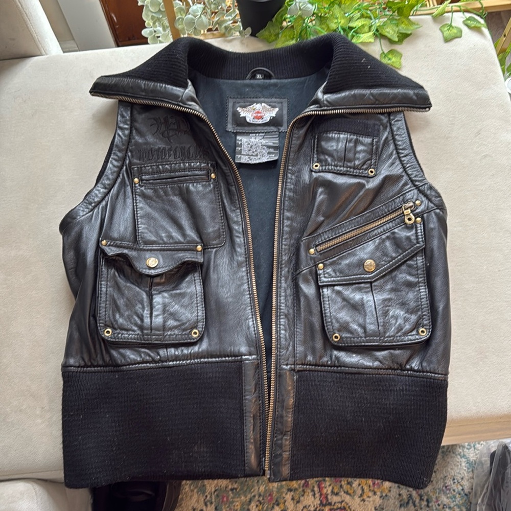 Harley Davidson Leather Vest. In Good Used condition. Worn very few times.